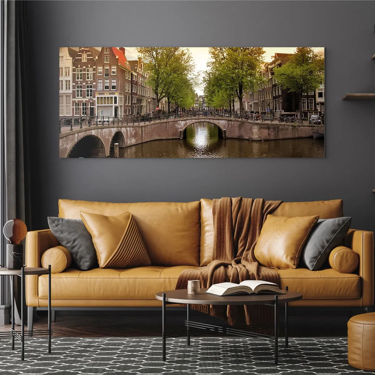 Obraz na szkle - Kanał w Amsterdamie otoczony historycznymi kamienicami - 120x50cm - Łodzią czy rowerem? - Nowoczesna dekoracja ścienna do salonu i sypialni ARTTOR