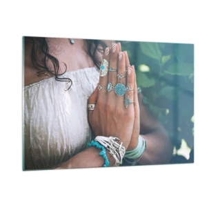Obraz na szkle - Dłonie kobiety w biżuterii w stylu boho - 120x80cm - Witaj w centrum bytu - Nowoczesna dekoracja ścienna do salonu, kuchni i sypialni ARTTOR