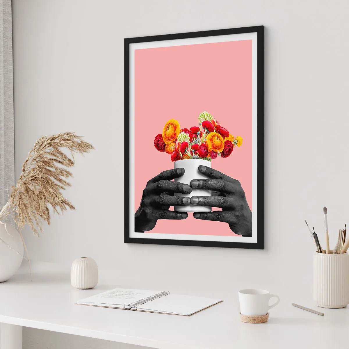 Plakat w czarnej ramie - Czarne dłonie trzymające bukiet kwiatów na różowym tle - 50x70cm - Apoteoza życia - Nowoczesna dekoracja ścienna do salonu i sypialni ARTTOR