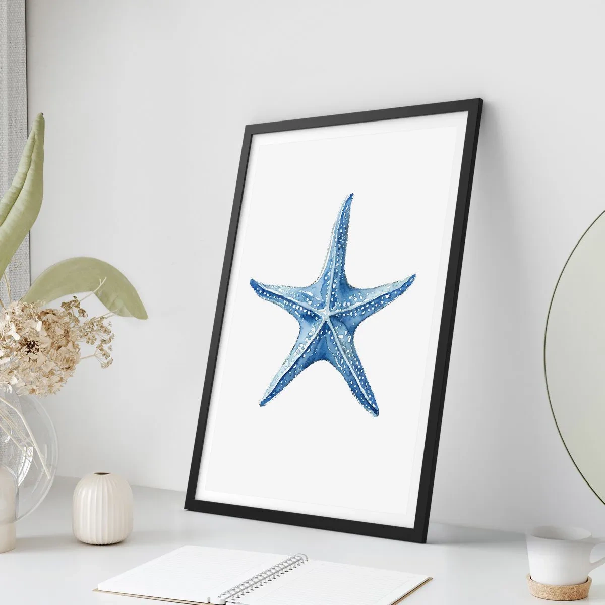 Plakat w czarnej ramie - Niebieska rozgwiazda na białym tle - 50x70cm - Gwiazda morza - Nowoczesna dekoracja ścienna do salonu i sypialni ARTTOR
