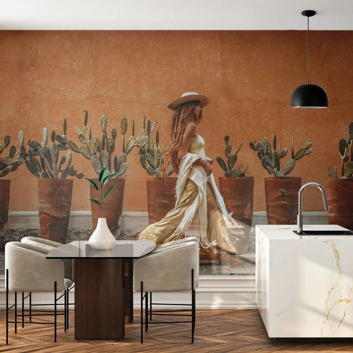 Fototapeta Premium Sand - Kobieta w stylu boho na tle donic z kaktusami i pomarańczowej ściany - 100x70cm - W stylu hippie - Nowoczesna dekoracja ścienna do salonu, kuchni i sypialni ARTTOR