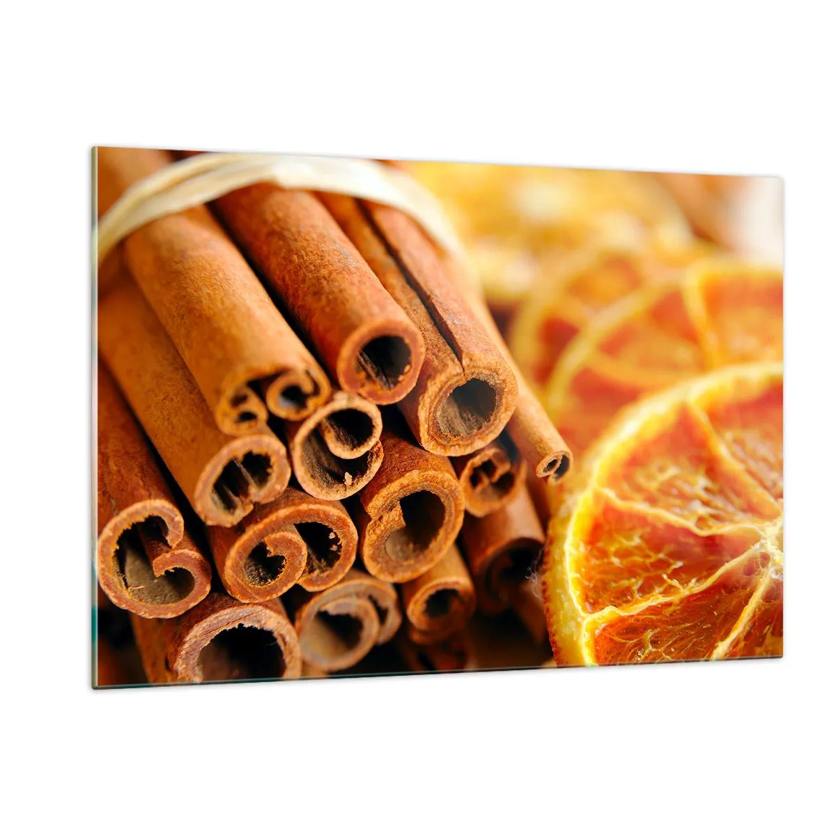 Obraz na szkle - Laski cynamonu i suszone plastry pomarańczy w zbliżeniu - 120x80cm - Czujesz ich aromat? - Nowoczesna dekoracja ścienna do salonu, kuchni i sypialni ARTTOR