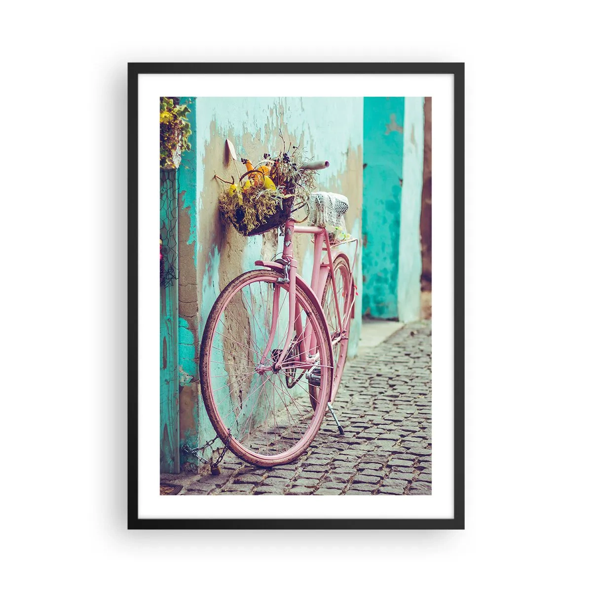 Plakat w czarnej ramie - Różowy rower z koszykiem w rustykalnej uliczce - 50x70cm - Zaraz wracam - Nowoczesna dekoracja ścienna do salonu i sypialni ARTTOR
