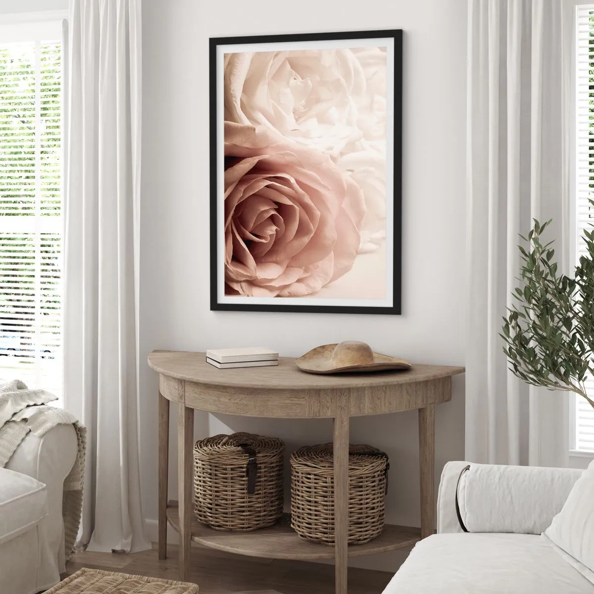 Plakat w czarnej ramie - Delikatne kremowe róże w zbliżeniu - 50x70cm - W sercu róży - Nowoczesna dekoracja ścienna do salonu i sypialni ARTTOR