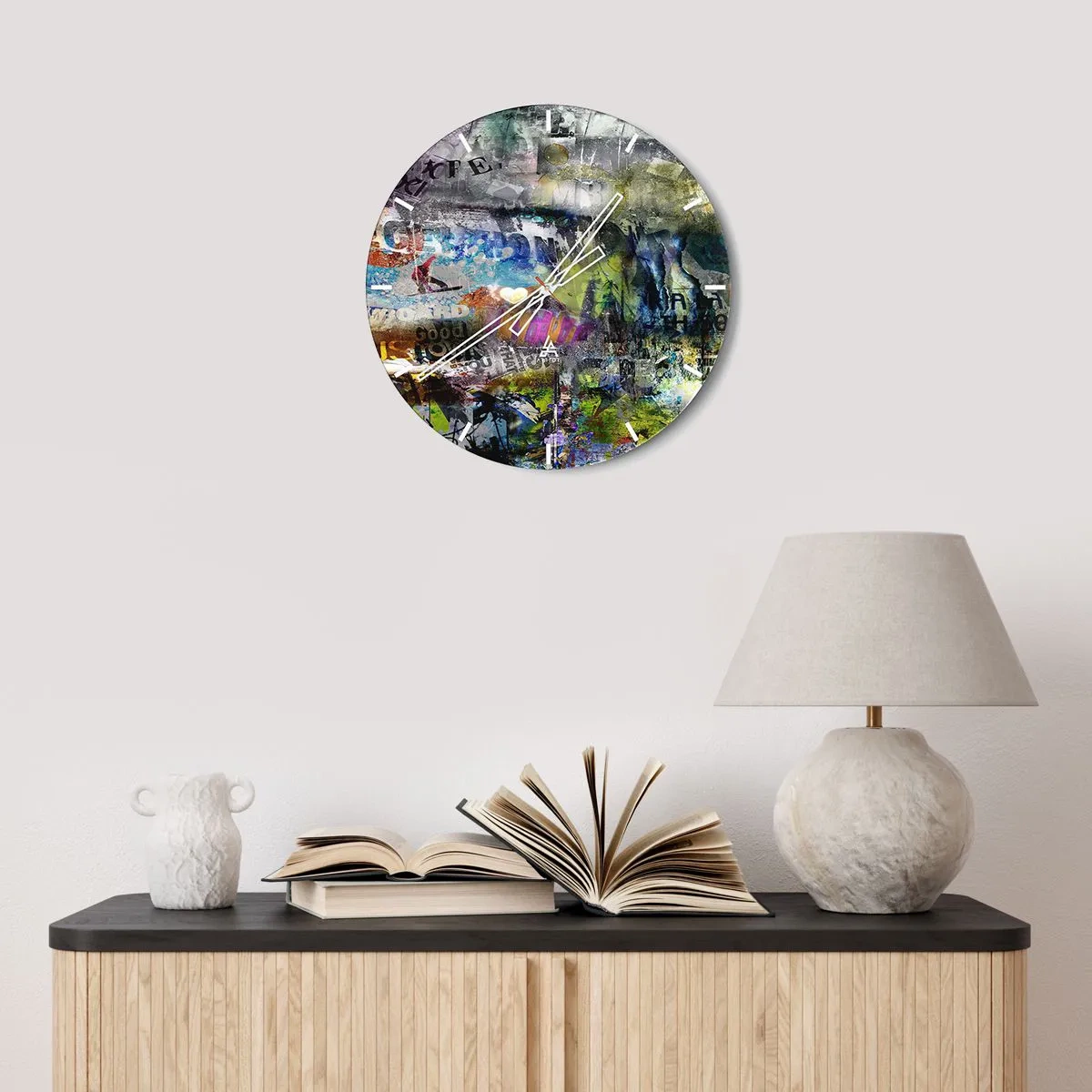 Zegar ścienny - Abstrakcyjny kolaż w różnorodnych kolorach z napisami - 30x30cm - Kolaż wspomnień - Nowoczesna dekoracja ścienna do salonu, kuchni i sypialni ARTTOR