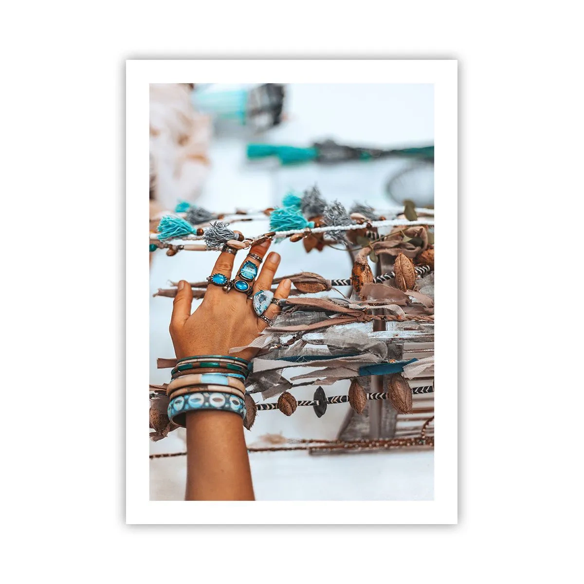 Plakat - Ręka ozdobiona biżuterią na tle boho dekoracji - 50x70cm - Lokalne skarby - Nowoczesna dekoracja ścienna do salonu, kuchni i sypialni ARTTOR
