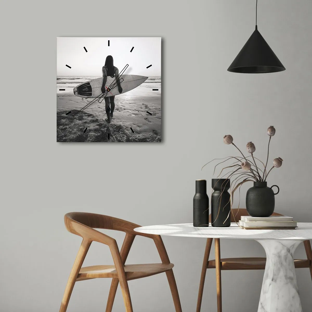 Zegar ścienny - Kobieta z deską surfingową na plaży w czerni i bieli - 30x30cm - Córka morskiej fali - Nowoczesna dekoracja ścienna do salonu i sypialni ARTTOR