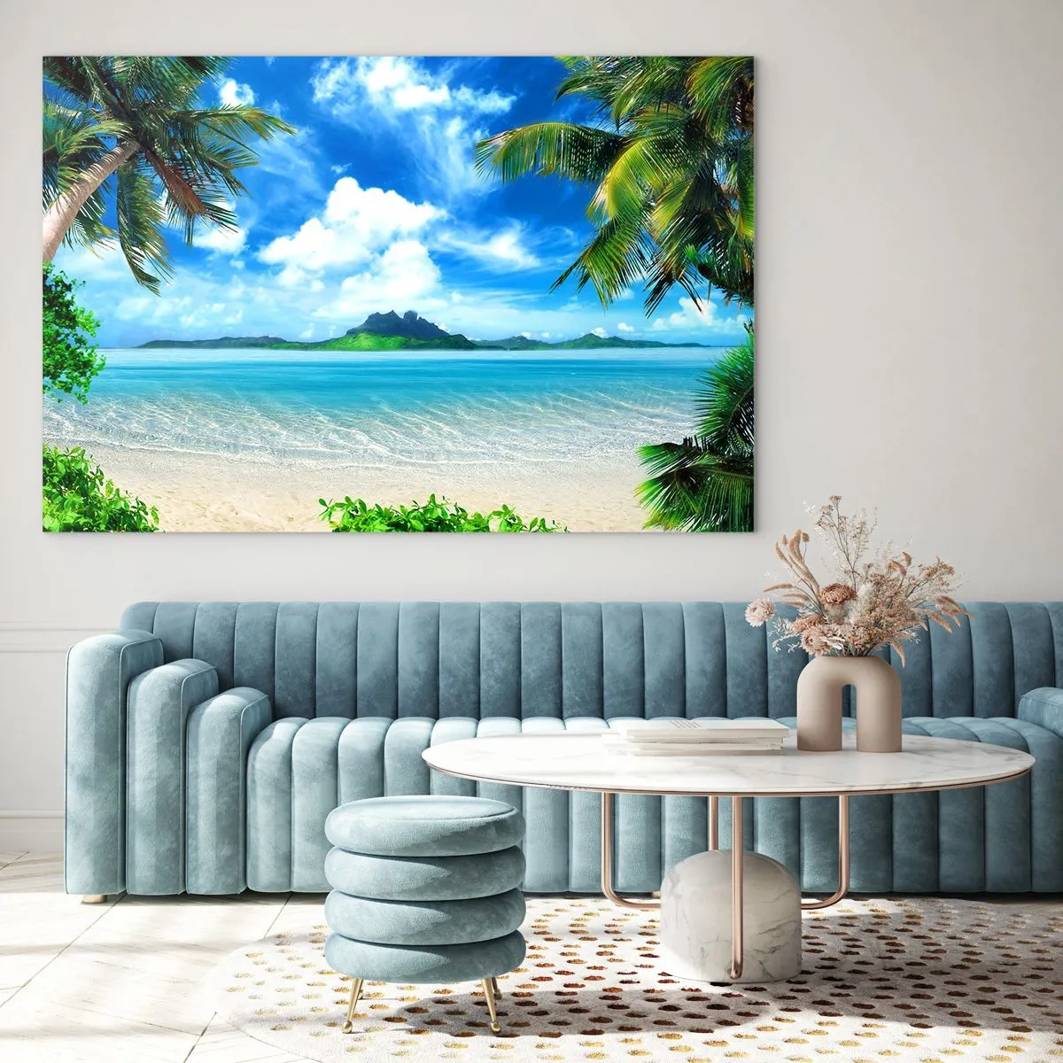Obraz na szkle - Tropikalna plaża z palmami i widokiem na górzystą wyspę - 100x70cm - Lazur tropików - Nowoczesna dekoracja ścienna do salonu, kuchni i sypialni ARTTOR