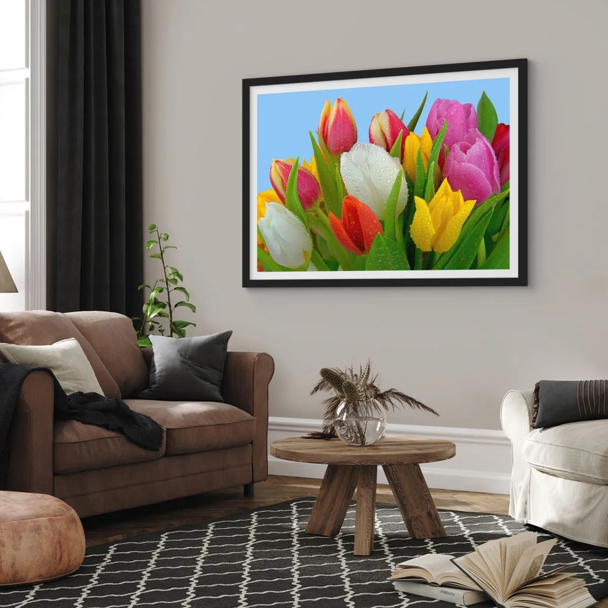 Plakat w czarnej ramie - Kolorowe tulipany pokryte kroplami rosy na błękitnym tle - 70x50cm - Kwiatowa tęcza w kroplach rosy - Nowoczesna dekoracja ścienna do salonu i sypialni ARTTOR