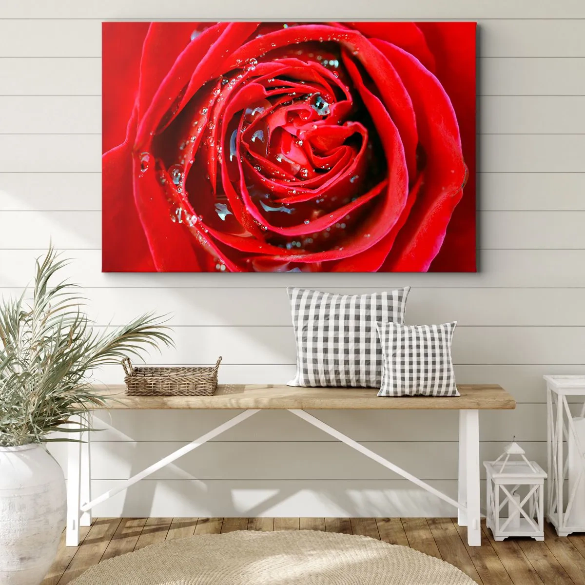Obraz na płótnie - Czerwona róża w zbliżeniu z kroplami wody na płatkach - 70x50cm - W kroplach rosy - Nowoczesna dekoracja ścienna do salonu i sypialni ARTTOR