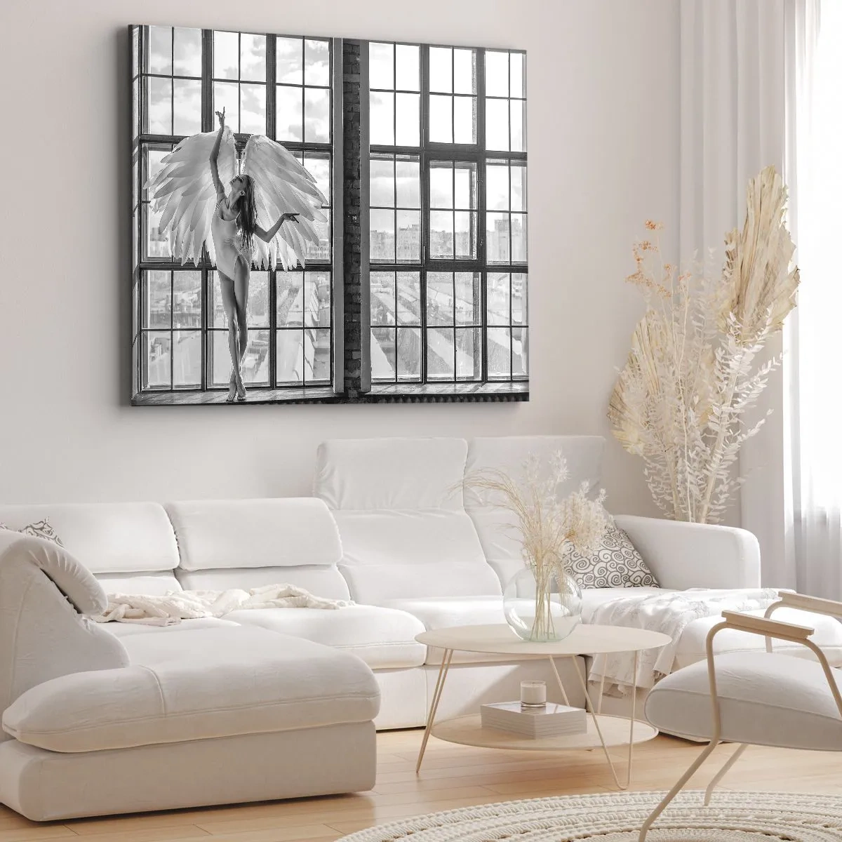 Obraz na płótnie - Kobieta z anielskimi skrzydłami na tle loftowego okna - 70x50cm - Miasto aniołów? - Nowoczesna dekoracja ścienna do salonu i sypialni ARTTOR