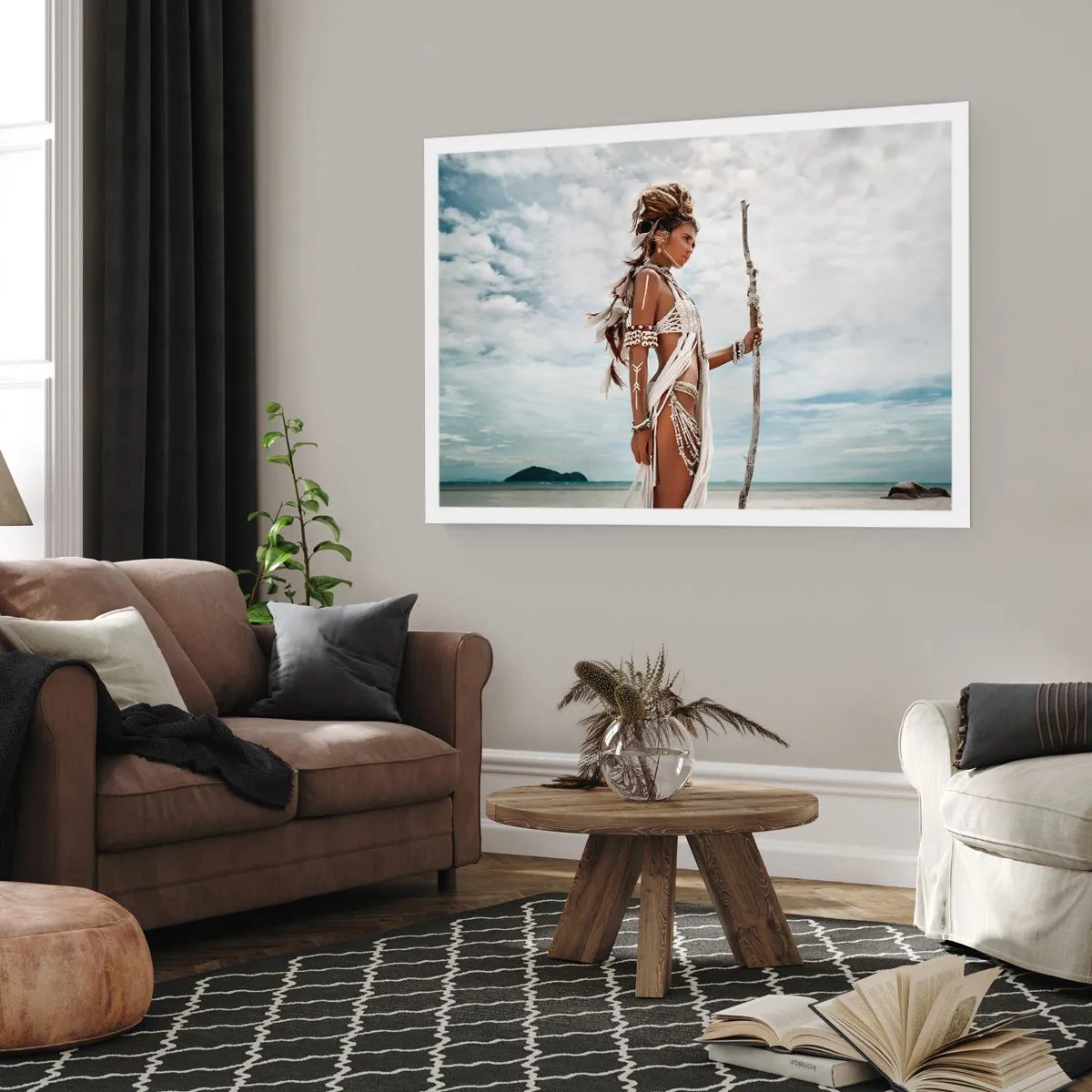 Plakat - Stylizowana kobieta na plaży z etnicznymi ozdobami i kijem - 100x70cm - Królowa tropików - Nowoczesna dekoracja ścienna do salonu i sypialni ARTTOR