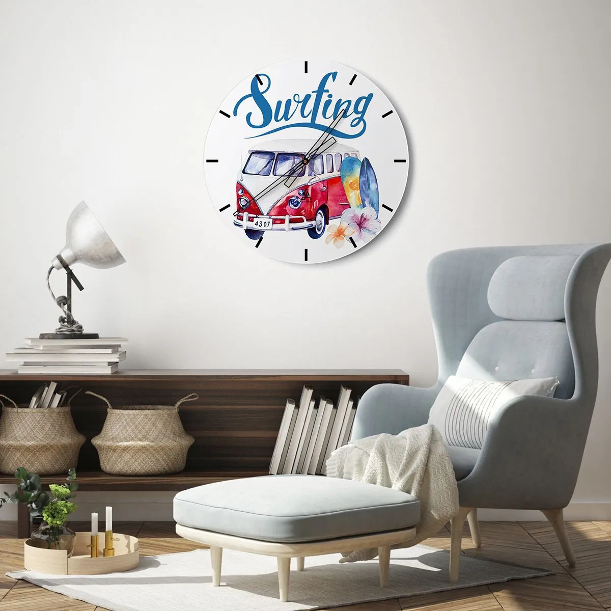 Zegar ścienny - Motyw busa surfingowego z deskami i kwiatami na białym tle - 30x30cm - Ogórek - klasyk dla surfera - Nowoczesna dekoracja ścienna do salonu, kuchni i sypialni ARTTOR