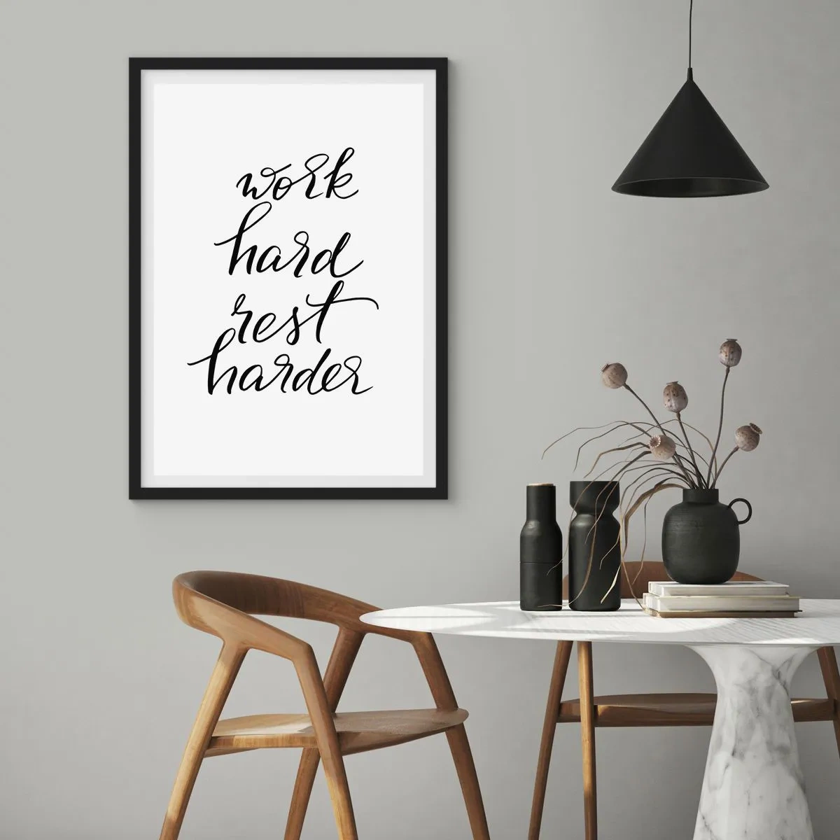 Plakat w czarnej ramie - Motywujący napis 'Work hard rest harder' na białym tle - 50x70cm - Życiowa równowaga - Nowoczesna dekoracja ścienna do salonu i sypialni ARTTOR