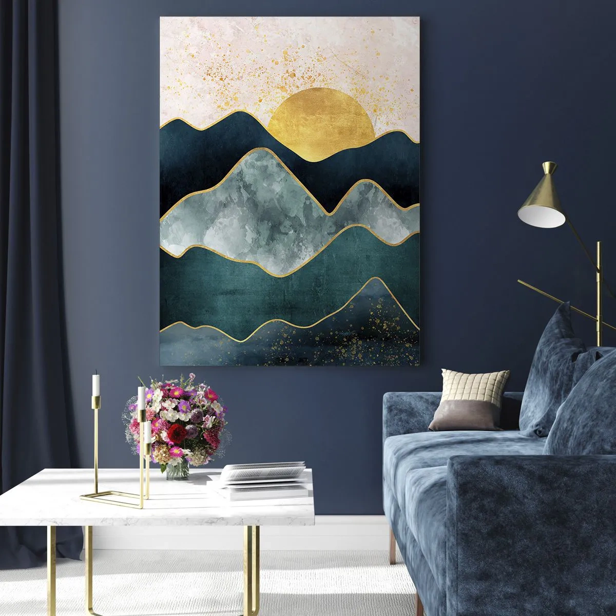 Obraz na szkle - Abstrakcyjne, warstwowe góry w odcieniach zieleni, granatu i złota na tle wschodzącego słońca - 80x120cm - Za siedmioma górami - Nowoczesna dekoracja ścienna do salonu i sypialni ARTTOR