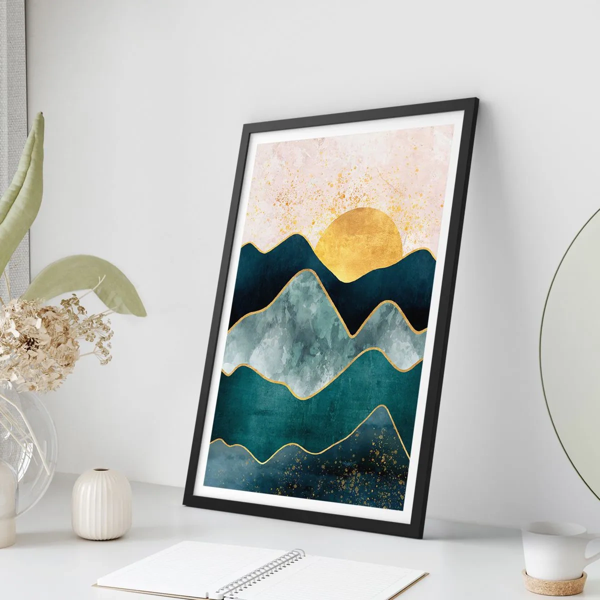 Plakat w czarnej ramie - Abstrakcyjne góry i złote słońce w tle - 50x70cm - Za siedmioma górami - Nowoczesna dekoracja ścienna do salonu i sypialni ARTTOR