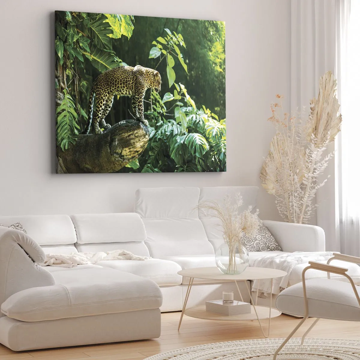 Obraz na płótnie - Lampart stojący na skale otoczony tropikalną roślinnością - 70x50cm - Na łowy? - Nowoczesna dekoracja ścienna do salonu i sypialni ARTTOR