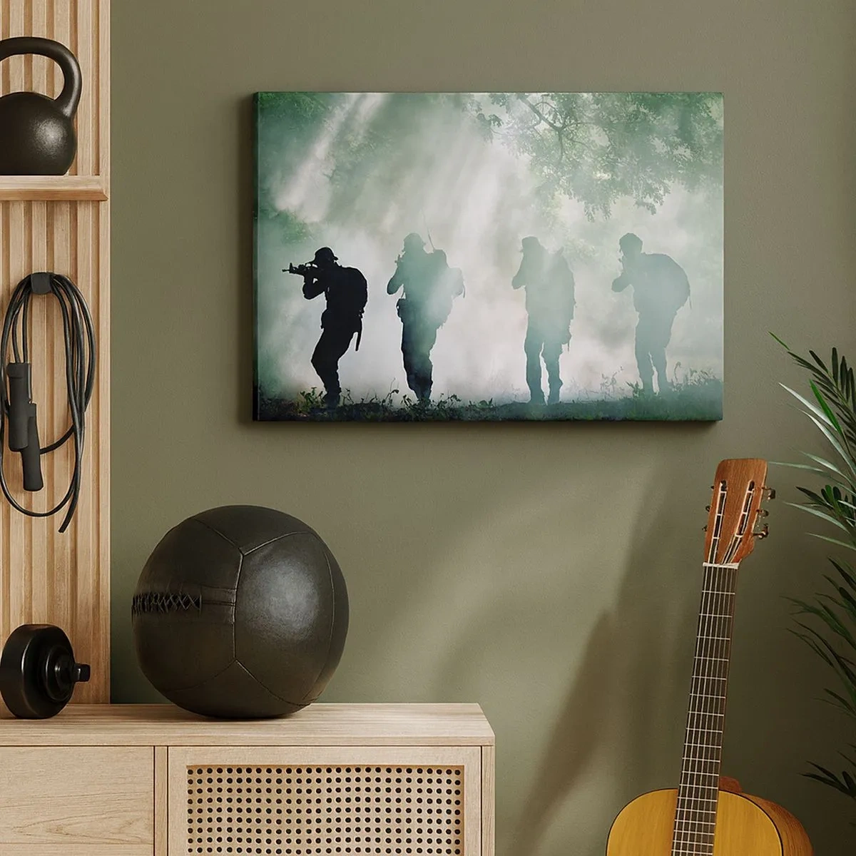 Obraz na płótnie - Sylwetki żołnierzy w lesie w otoczeniu mgły - 70x50cm - Jeden za wszystkich… - Nowoczesna dekoracja ścienna do salonu i sypialni ARTTOR