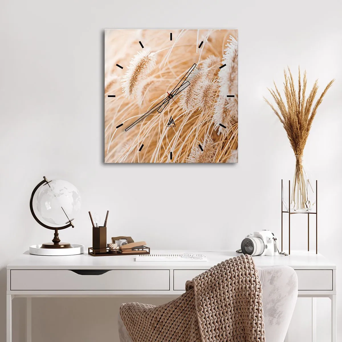 Zegar ścienny - Zbliżenie na złote, delikatne trawy w promieniach słońca - 30x30cm - Złoty szelest traw - Nowoczesna dekoracja ścienna do salonu i sypialni ARTTOR