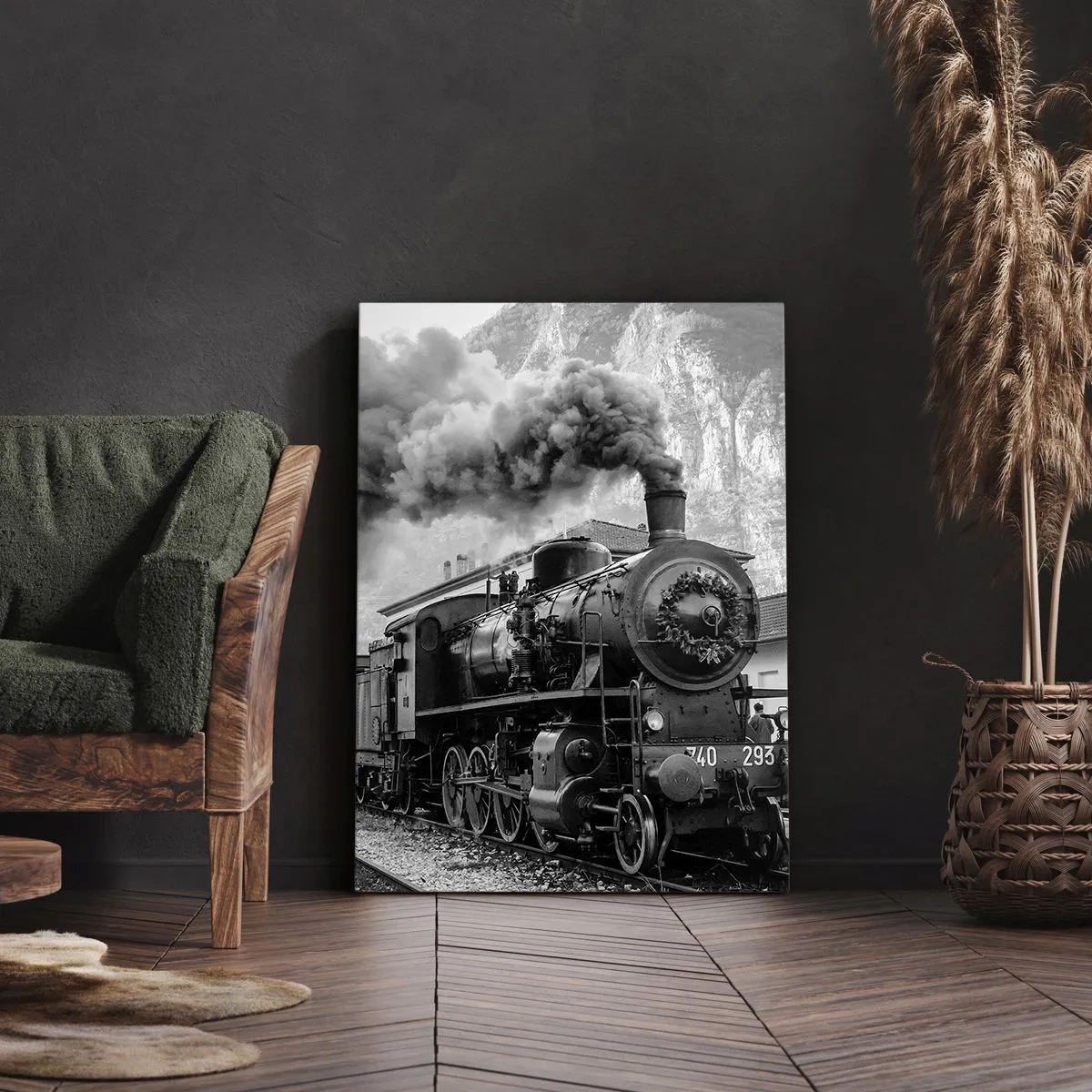 Obraz na płótnie - Czarno-biała fotografia parowozu z kłębiącym się dymem na tle gór - 50x70cm - Stoi na stacji… - Nowoczesna dekoracja ścienna do salonu, kuchni i sypialni ARTTOR