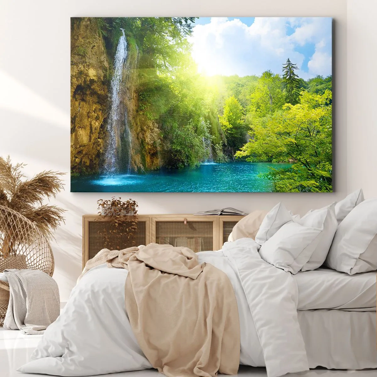 Obraz na płótnie - Wodospad spływający do turkusowego jeziora otoczonego zielenią - 70x50cm - To musi być Eden - Nowoczesna dekoracja ścienna do salonu i sypialni ARTTOR