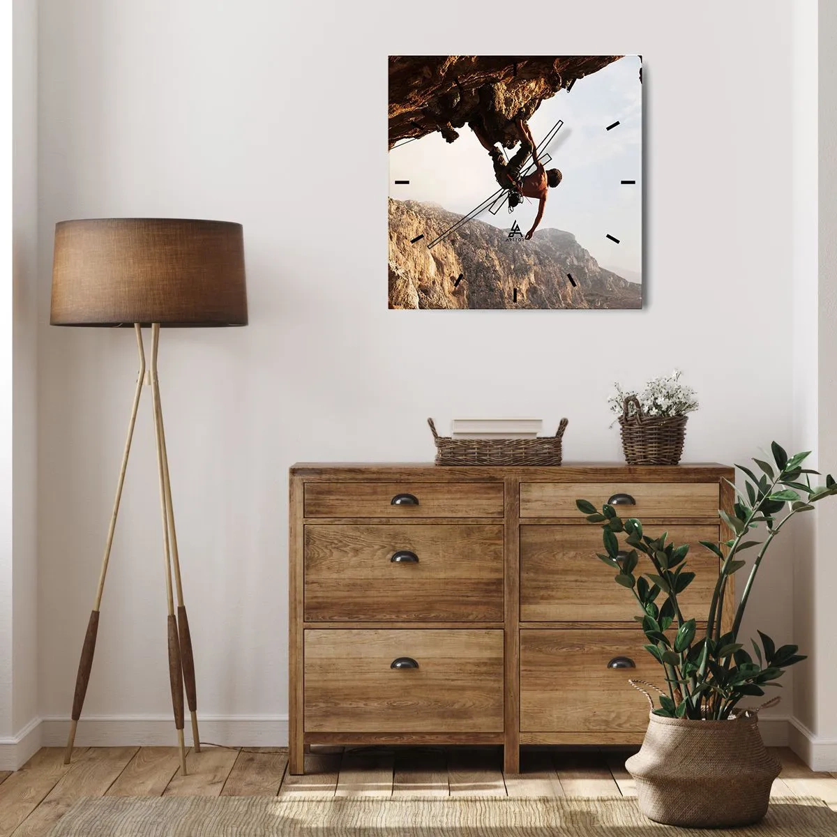 Zegar ścienny - Wspinacz na stromym klifie w górach w promieniach słońca - 30x30cm - Świat skurczony w garści na obrywie głazu - Nowoczesna dekoracja ścienna do salonu i sypialni ARTTOR