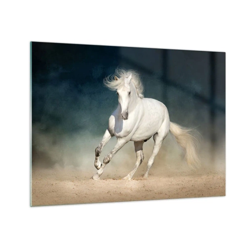 Obraz na szkle - Biały koń galopujący po piasku na tle ciemnego nieba - 70x50cm - Wolność w stanie czystym - Nowoczesna dekoracja ścienna do salonu i sypialni ARTTOR