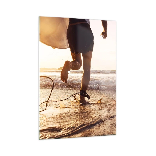 Obraz na szkle - Surfer biegnący z deską po plaży o zachodzie słońca - 50x70cm - Na spotkanie fali - Nowoczesna dekoracja ścienna do salonu, kuchni i sypialni ARTTOR