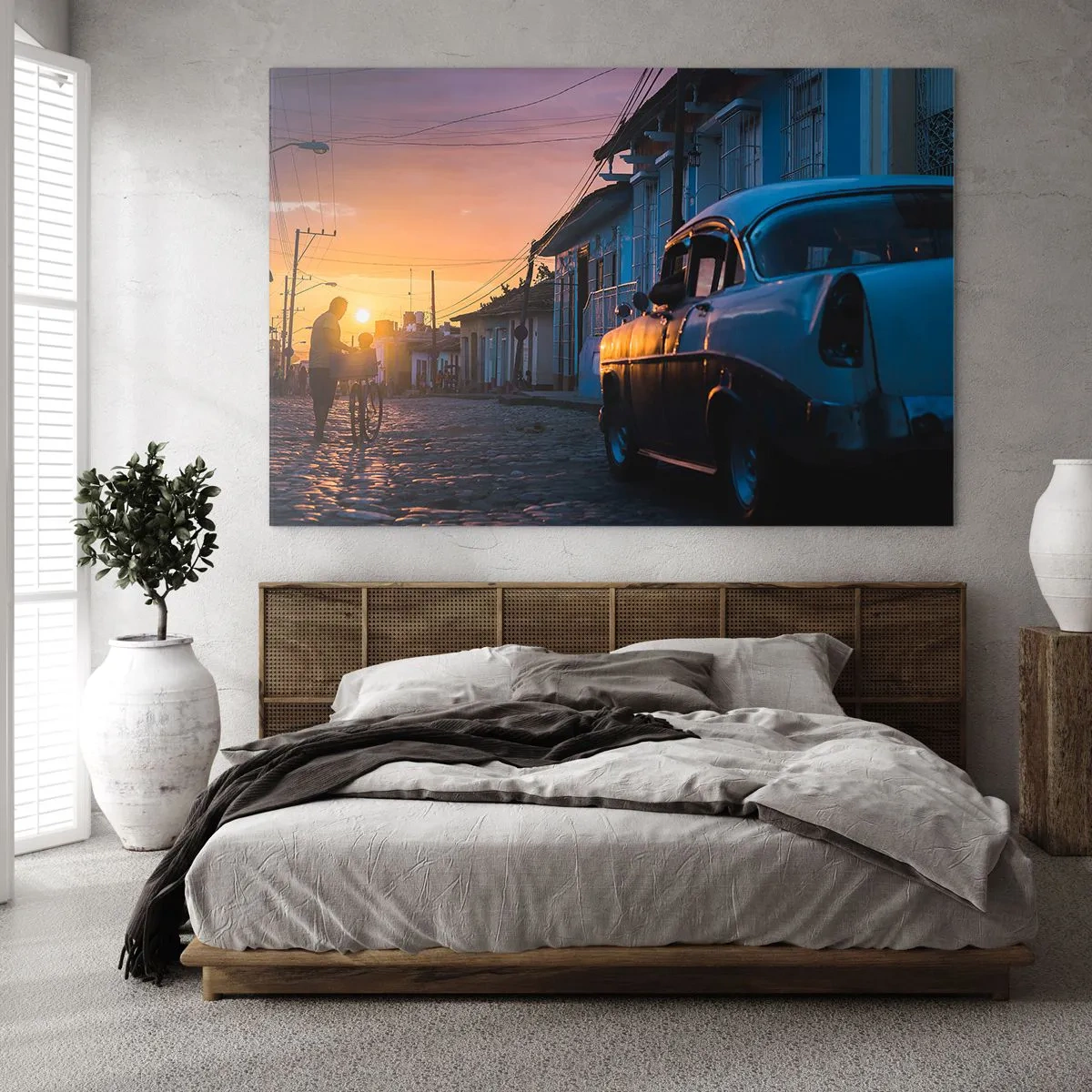 Obraz na szkle - Klimatyczna ulica z klasycznym samochodem o zachodzie słońca - 70x50cm - Tutaj zwalnia czas - Nowoczesna dekoracja ścienna do salonu i sypialni ARTTOR