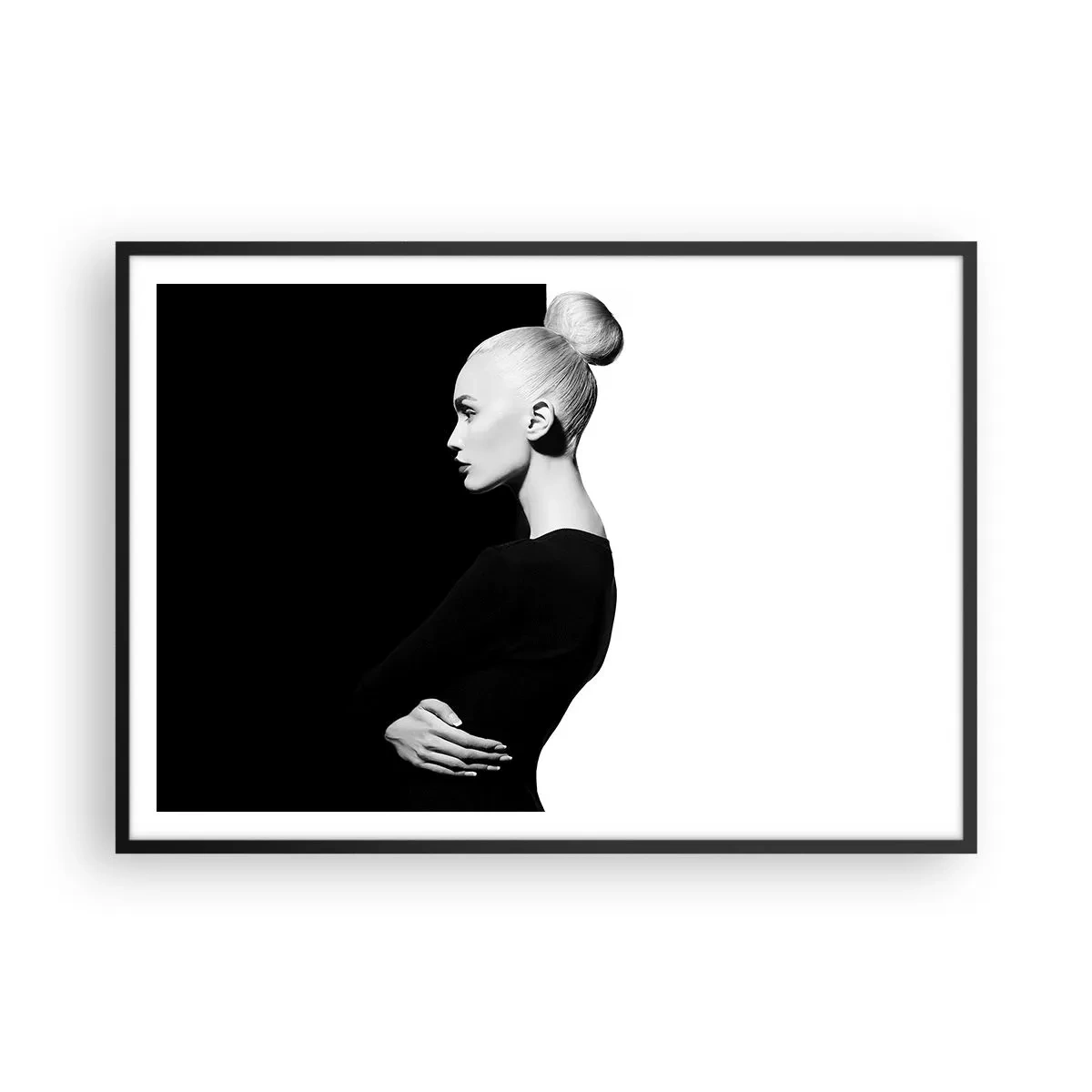 Plakat w czarnej ramie - Stylowy portret kobiety na tle czarno-białym - 100x70cm - Po prostu kobieta - Nowoczesna dekoracja ścienna do salonu i sypialni ARTTOR