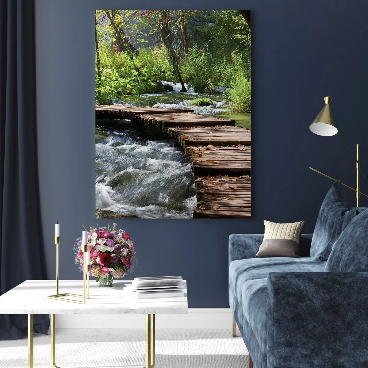 Obraz na szkle - Drewniany mostek nad rwącym strumieniem - 50x70cm - Nad pienistą kaskadą - Nowoczesna dekoracja ścienna do salonu, kuchni i sypialni ARTTOR