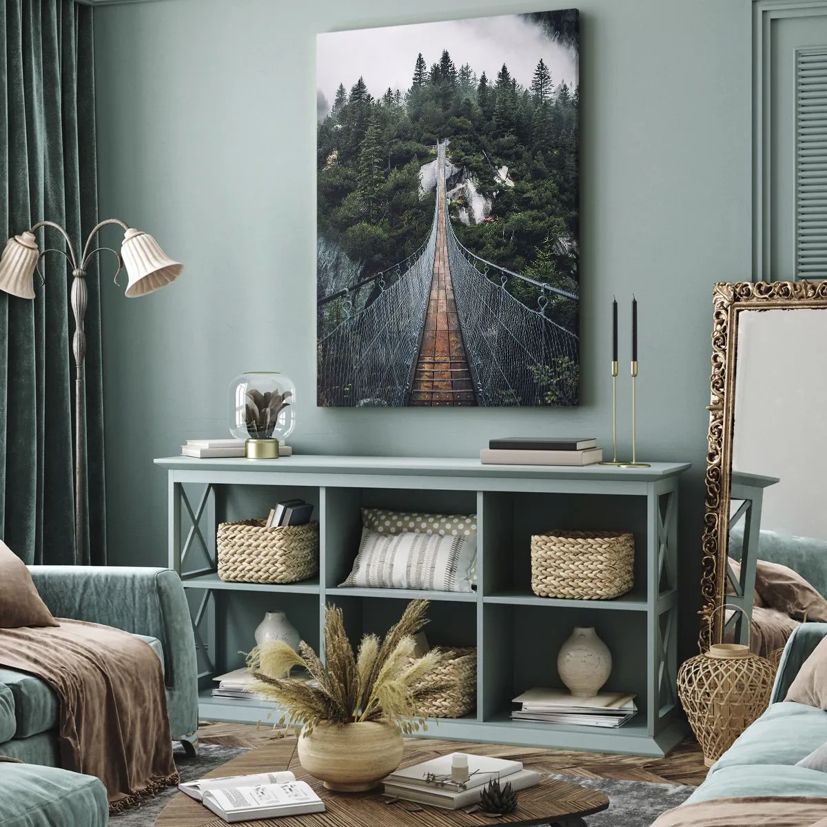 Obraz na płótnie - Wiszący most prowadzący przez gęsty las wśród mglistych gór - 70x100cm - Tylko dla orłów - Nowoczesna dekoracja ścienna do salonu i sypialni ARTTOR