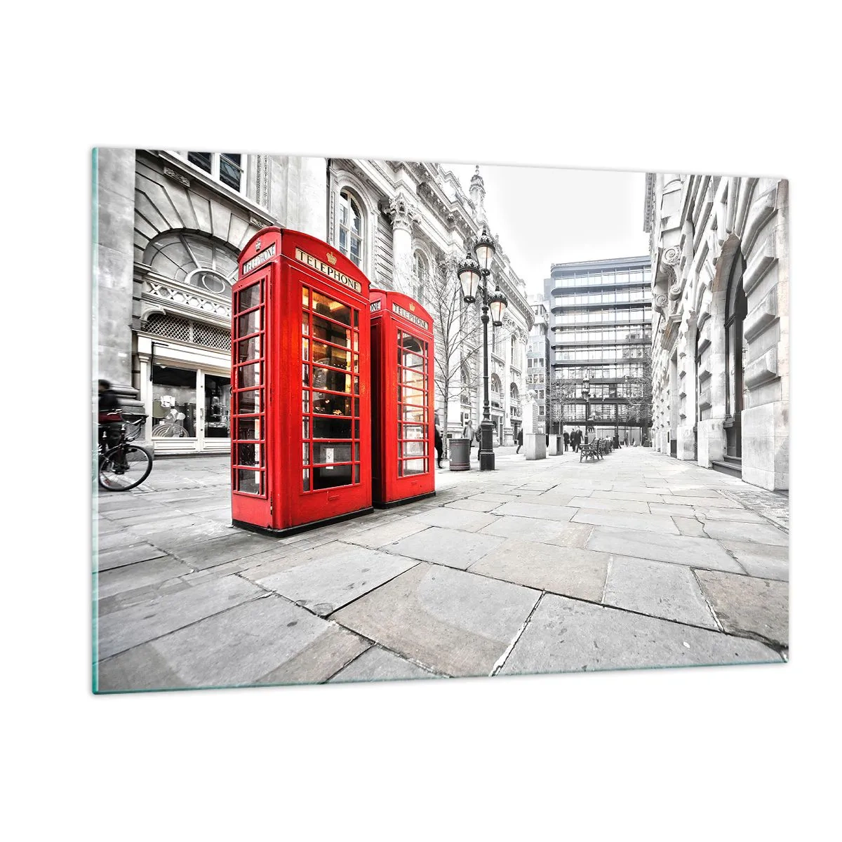 Obraz na szkle - Czerwone budki telefoniczne na tle miejskiej ulicy - 120x80cm - Welcome to London - Nowoczesna dekoracja ścienna do salonu, kuchni i sypialni ARTTOR