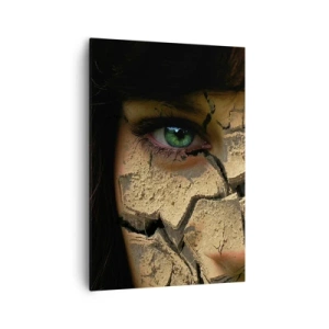 Obraz na płótnie - Twarz kobiety z zielonymi oczami pokryta popękaną strukturą ziemi - 70x100cm - Zachwyt i groza zarazem - Nowoczesna dekoracja ścienna do salonu i sypialni ARTTOR