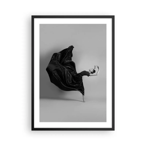 Plakat w czarnej ramie - Elegancka tancerka w czarnej sukni w ruchu - 50x70cm - Uskrzydlona muzyką - Nowoczesna dekoracja ścienna do salonu i sypialni ARTTOR