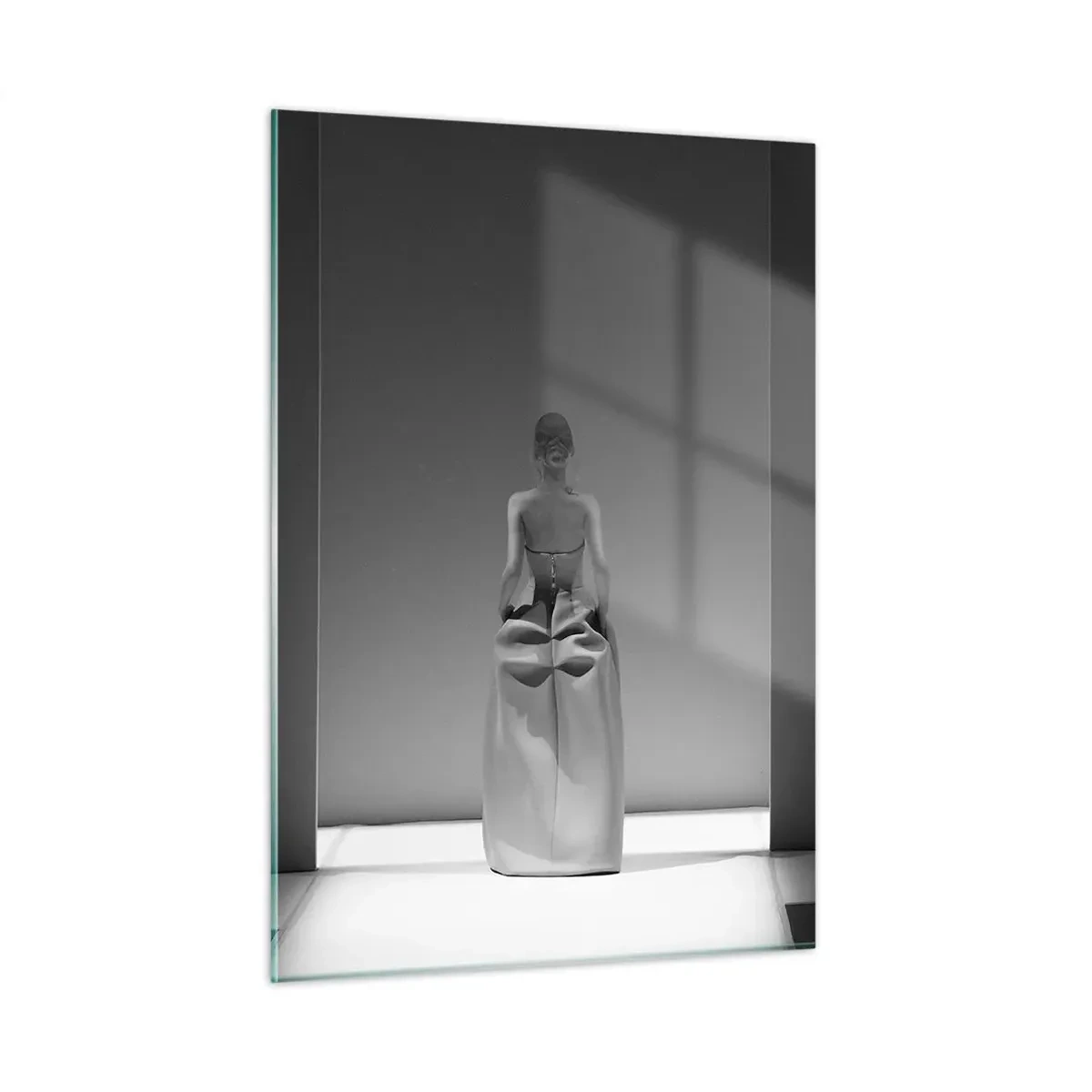 Obraz na szkle - Czarno-białe zdjęcie kobiety w sukni na tle światła - 50x70cm - Wyrafinowana prostota - Nowoczesna dekoracja ścienna do salonu, kuchni i sypialni ARTTOR