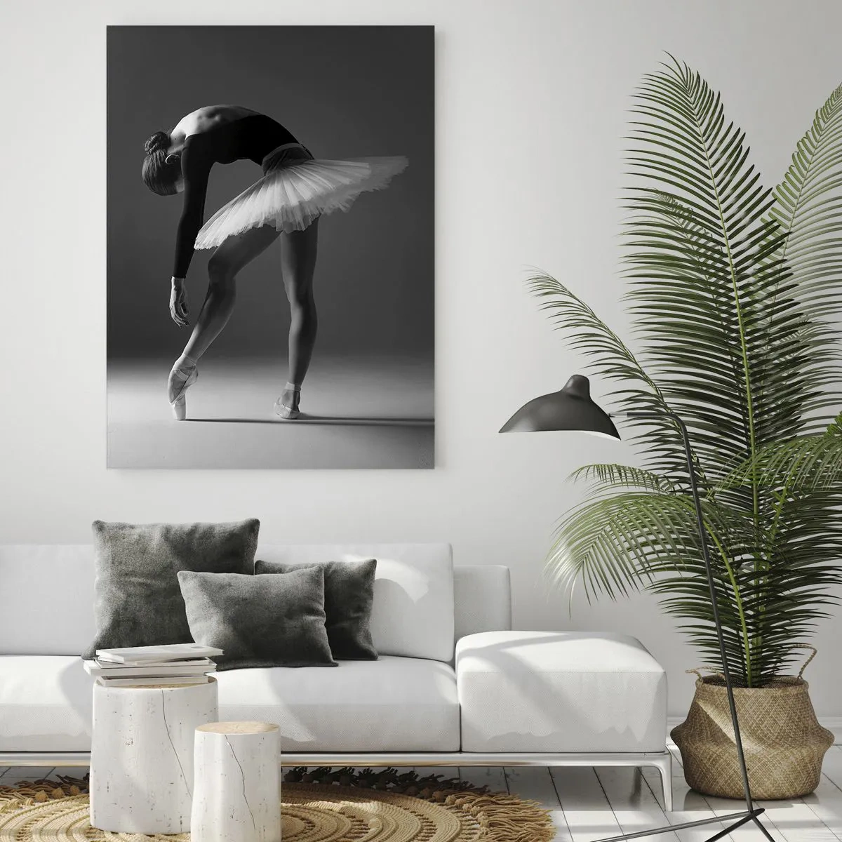 Obraz na szkle - Czarno-biała sylwetka baletnicy w pozie pełnej gracji - 50x70cm - Bella balerina - Nowoczesna dekoracja ścienna do salonu, kuchni i sypialni ARTTOR