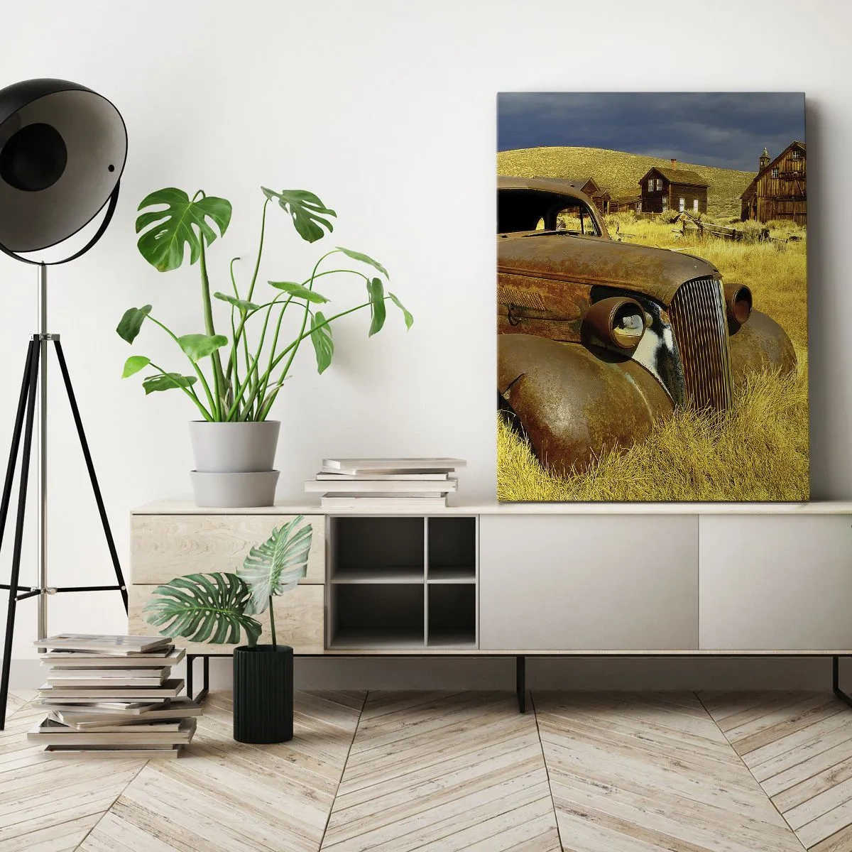 Obraz na płótnie - Porzucony zabytkowy samochód na tle opuszczonych budynków - 50x70cm - Zasłużony odpoczynek - Nowoczesna dekoracja ścienna do salonu, kuchni i sypialni ARTTOR