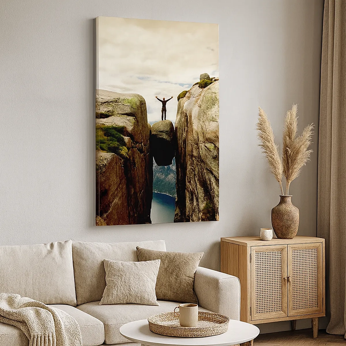 Obraz na płótnie - Człowiek stojący na zaklinowanym kamieniu między skałami - 50x70cm - Jak się czuję?! - Nowoczesna dekoracja ścienna do salonu, kuchni i sypialni ARTTOR