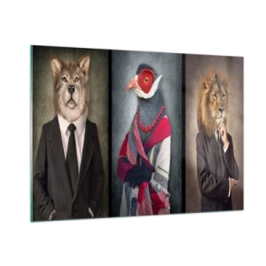 Obraz na szkle - Trzy zwierzęta w eleganckich ubraniach na stylizowanym tle - 100x70cm - Co ja tu robię?! - Nowoczesna dekoracja ścienna do salonu, kuchni i sypialni ARTTOR