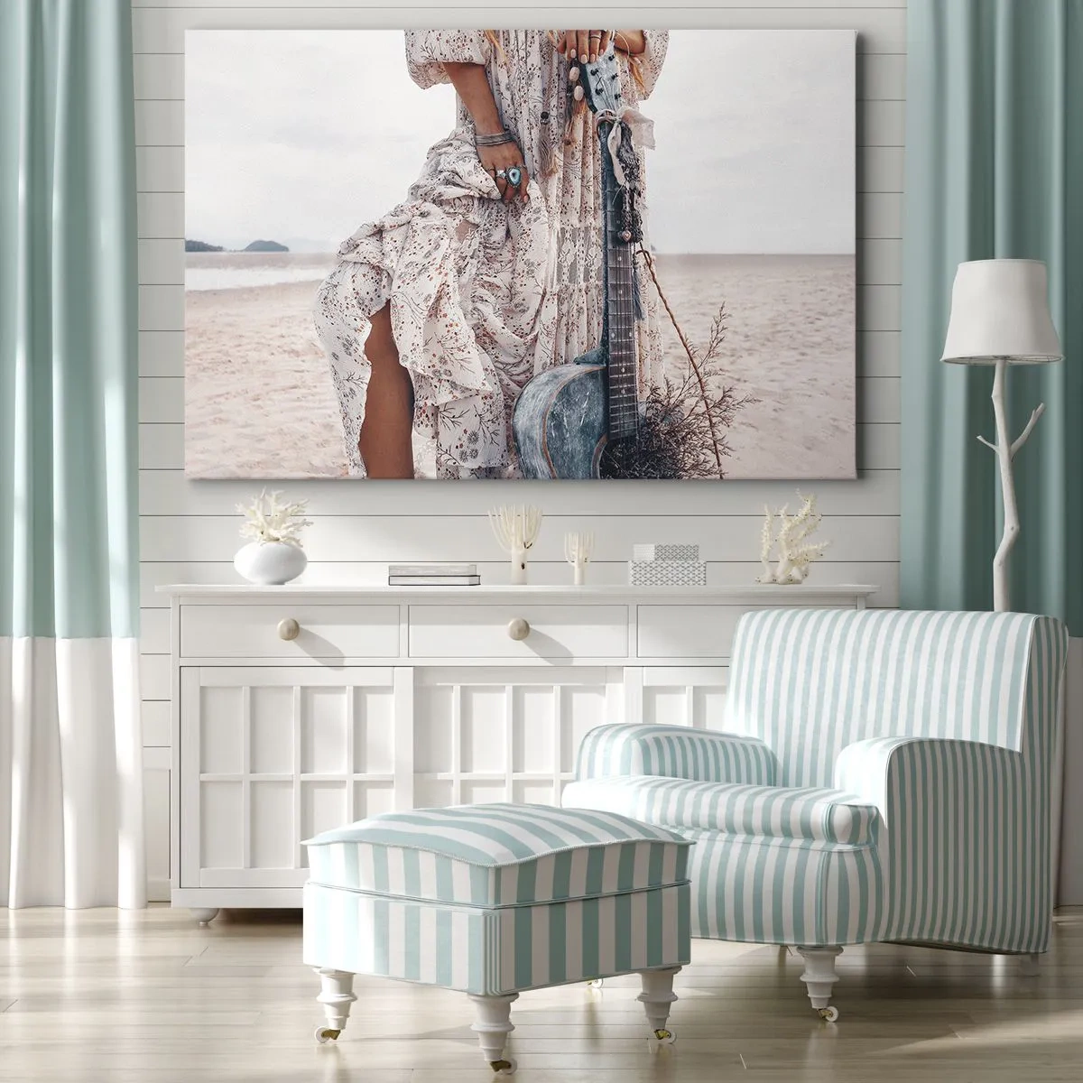 Obraz na płótnie - Kobieta w stylu boho z gitarą na plaży - 70x50cm - Dzieci kwiaty w drodze - Nowoczesna dekoracja ścienna do salonu i sypialni ARTTOR