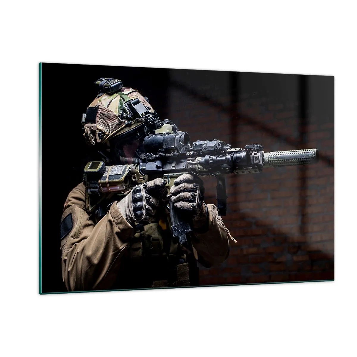 Obraz na szkle - Żołnierz w pełnym wyposażeniu z karabinem na tle ceglanej ściany - 120x80cm - Zabójczo skuteczny - Nowoczesna dekoracja ścienna do salonu, kuchni i sypialni ARTTOR