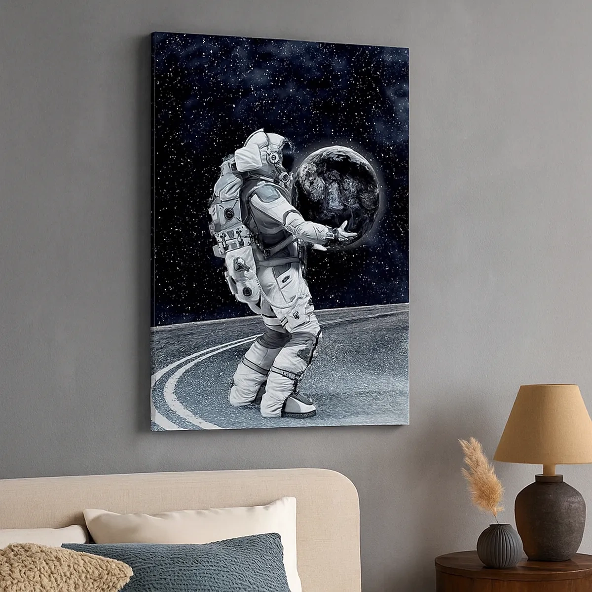 Obraz na płótnie - Astronauta trzymający planetę w przestrzeni kosmicznej - 50x70cm - Na Mlecznej Drodze - Nowoczesna dekoracja ścienna do salonu, kuchni i sypialni ARTTOR