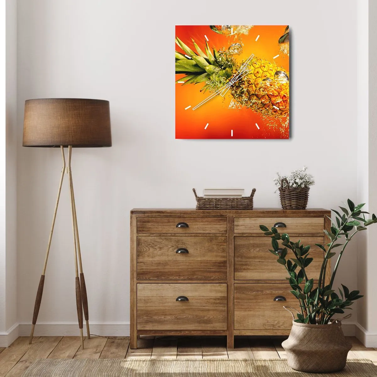 Zegar ścienny - Ananas zanurzony w wodzie na tle pomarańczowego gradientu - 30x30cm - Tropikalna soczysta świeżość - Nowoczesna dekoracja ścienna do salonu i sypialni ARTTOR