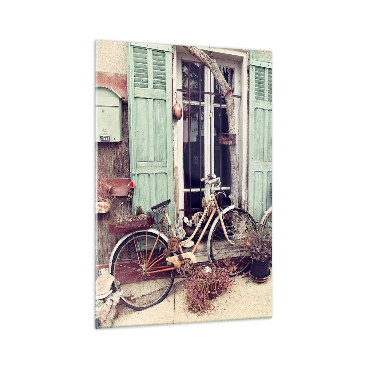 Obraz na szkle - Zabytkowe rowery przed drewnianymi drzwiami z pastelowymi okiennicami - 70x100cm - Niech żyje prowincja - Nowoczesna dekoracja ścienna do salonu i sypialni ARTTOR