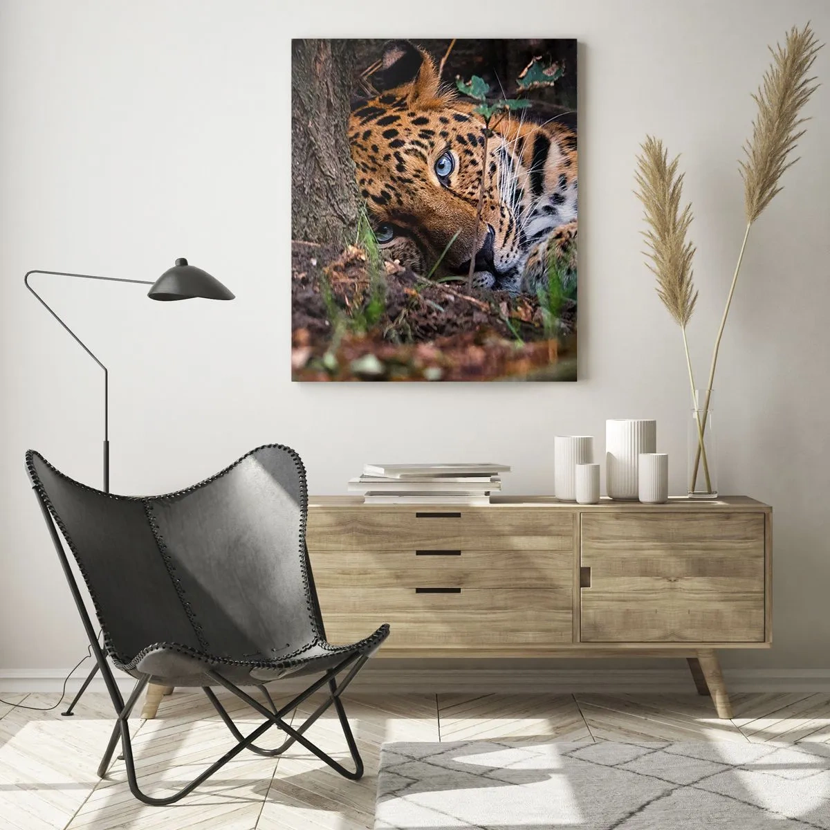 Obraz na szkle - Jaguar leżący na ziemi, patrzący spokojnie w obiektyw - 50x70cm - Zaufaj mi - Nowoczesna dekoracja ścienna do salonu, kuchni i sypialni ARTTOR