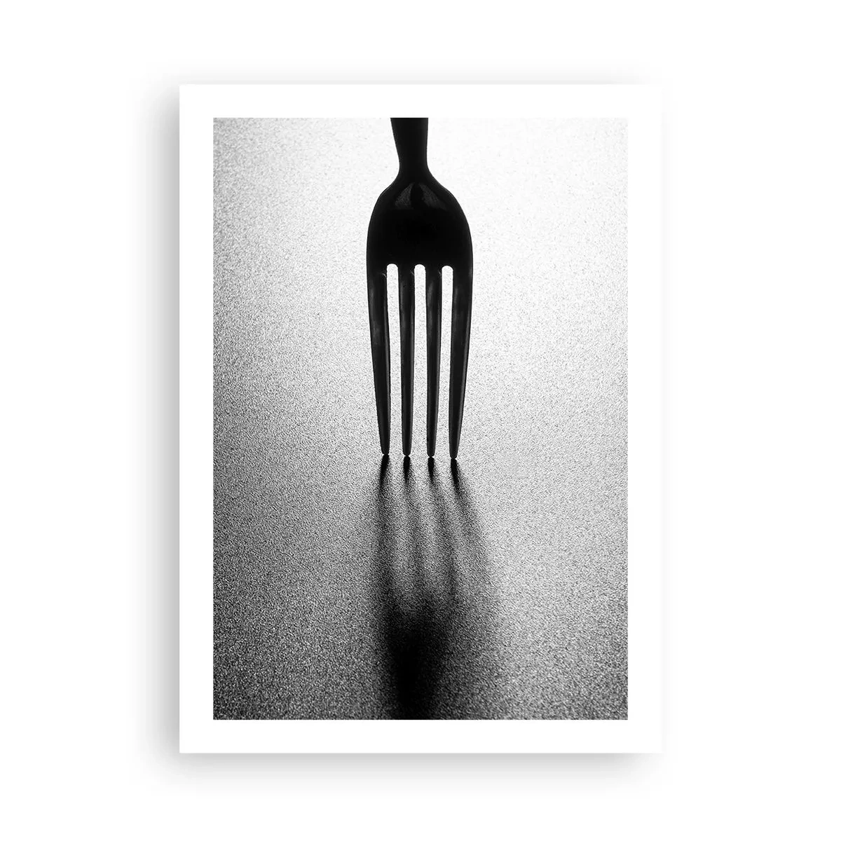 Plakat - Minimalistyczna czarno-biała fotografia widelca i cienia - 50x70cm - Światło i cień - Nowoczesna dekoracja ścienna do salonu, kuchni i sypialni ARTTOR