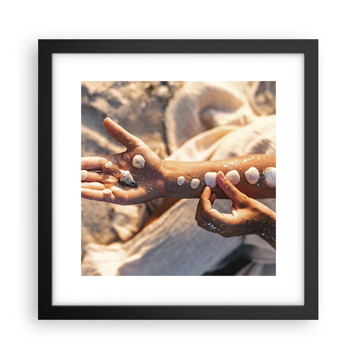 Plakat w czarnej ramie - Piękno w zasięgu ręki - 30x30 cm