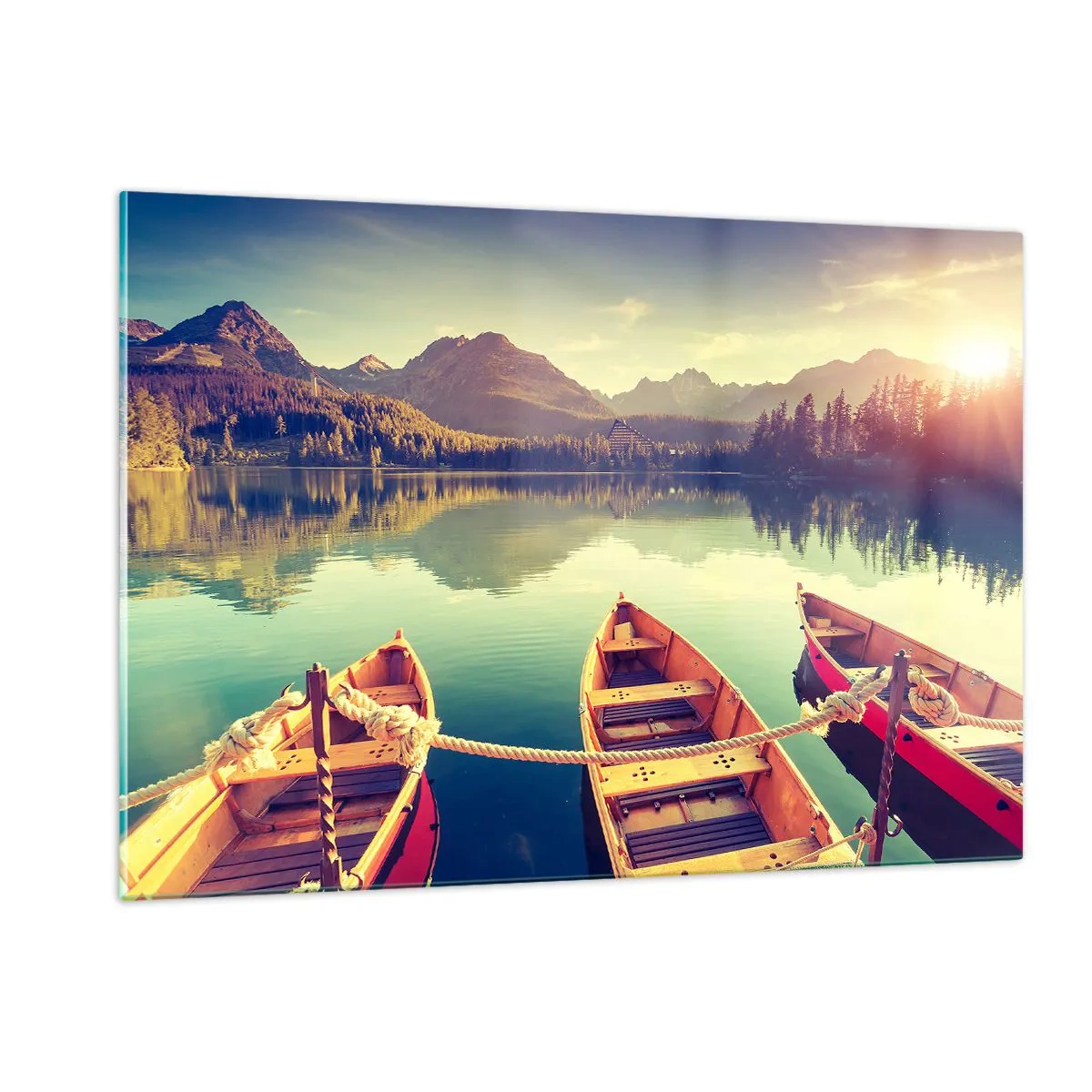 Obraz na szkle - Drewniane łodzie na spokojnym jeziorze otoczonym górami - 120x80cm - Żyć według jej praw - Nowoczesna dekoracja ścienna do salonu, kuchni i sypialni ARTTOR