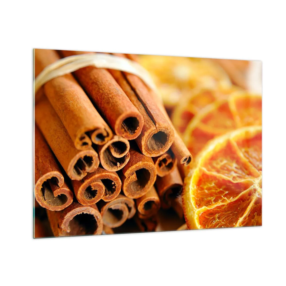 Obraz na szkle - Laski cynamonu i suszone plastry pomarańczy w zbliżeniu - 100x70cm - Czujesz ich aromat? - Nowoczesna dekoracja ścienna do salonu, kuchni i sypialni ARTTOR